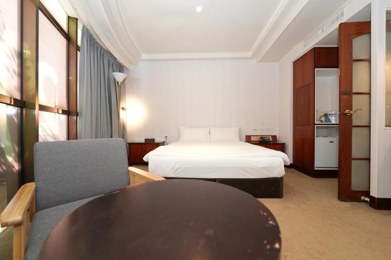 Meworld Hotel - Sanchong ไทเป ภายนอก รูปภาพ