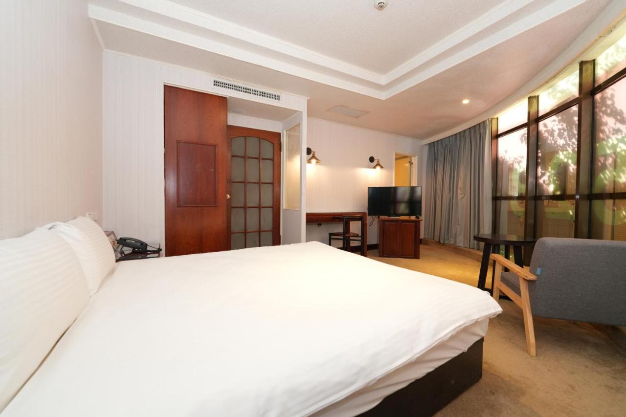 Meworld Hotel - Sanchong ไทเป ภายนอก รูปภาพ