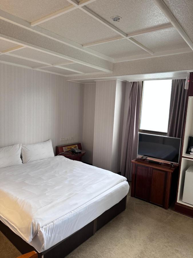 Meworld Hotel - Sanchong ไทเป ภายนอก รูปภาพ