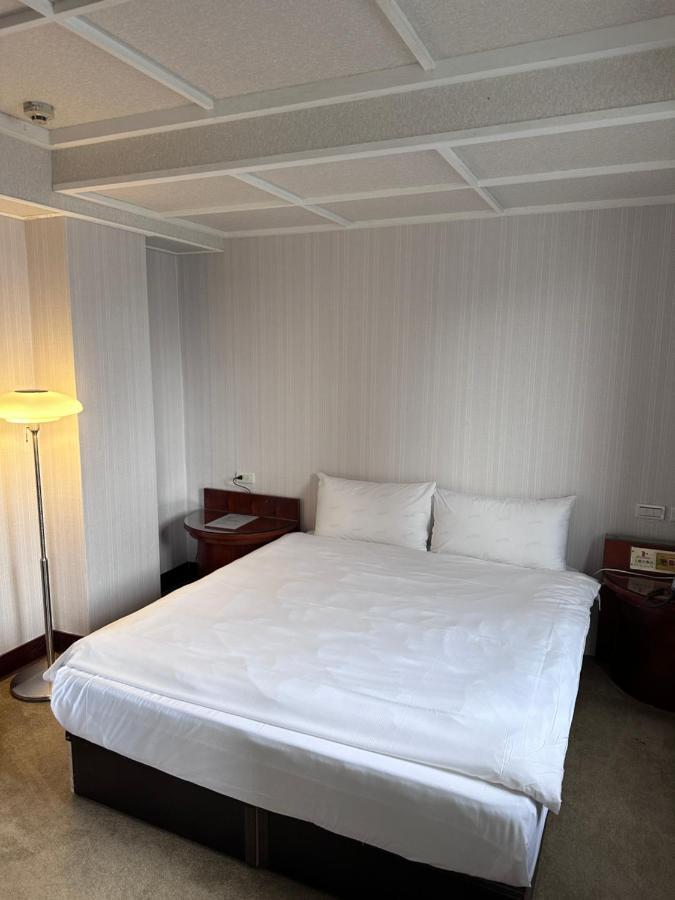 Meworld Hotel - Sanchong ไทเป ภายนอก รูปภาพ