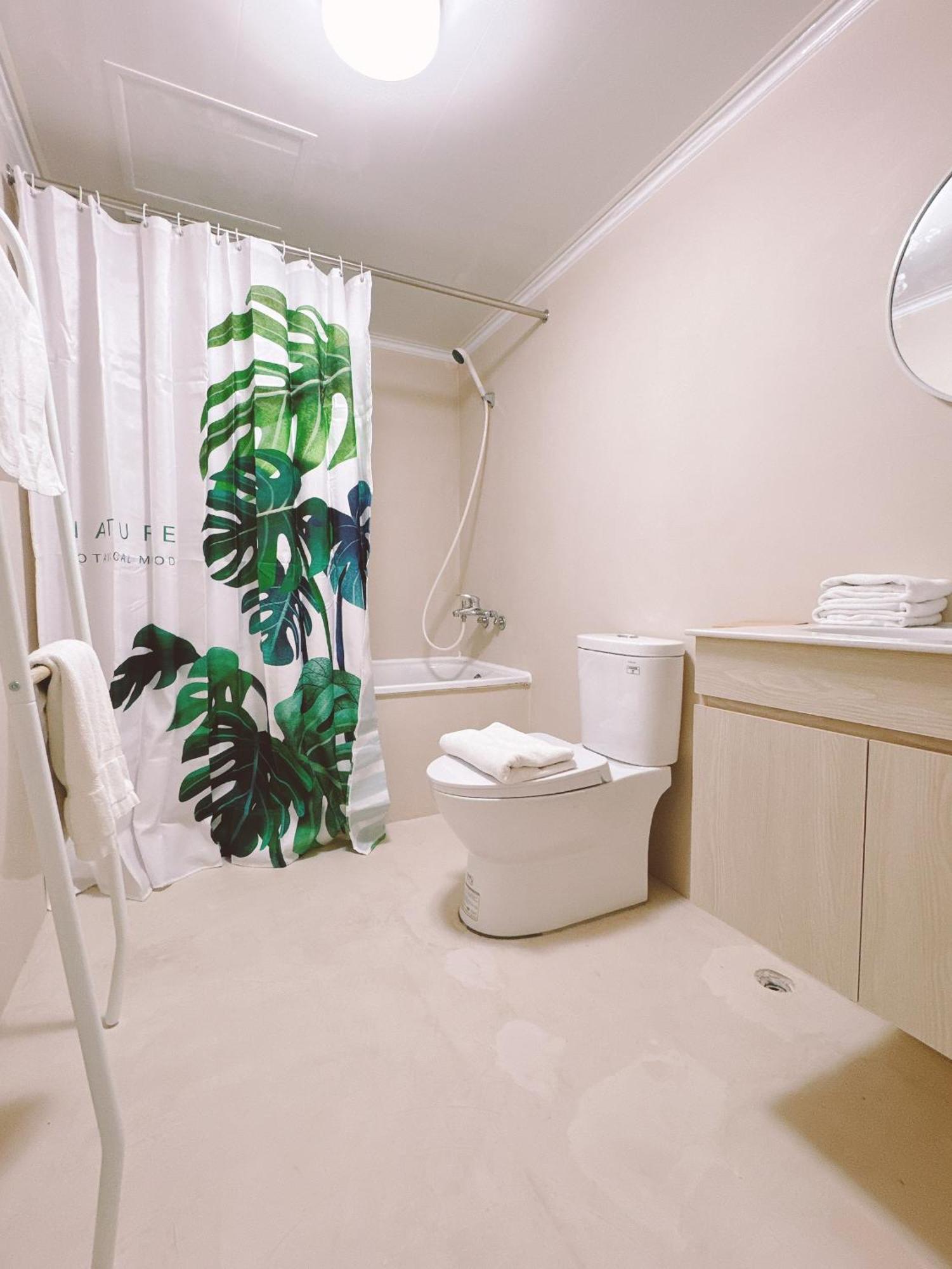 Meworld Hotel - Sanchong ไทเป ภายนอก รูปภาพ